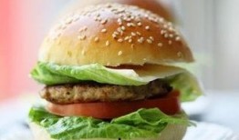 爆料牛肉汉堡怎么做视频,网红牛肉汉堡制作全过程